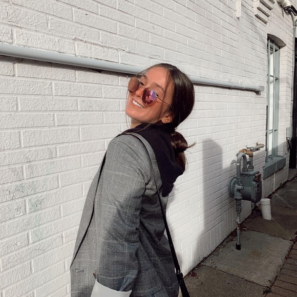 Meet your Posher, Emily - Picture 1 of 1